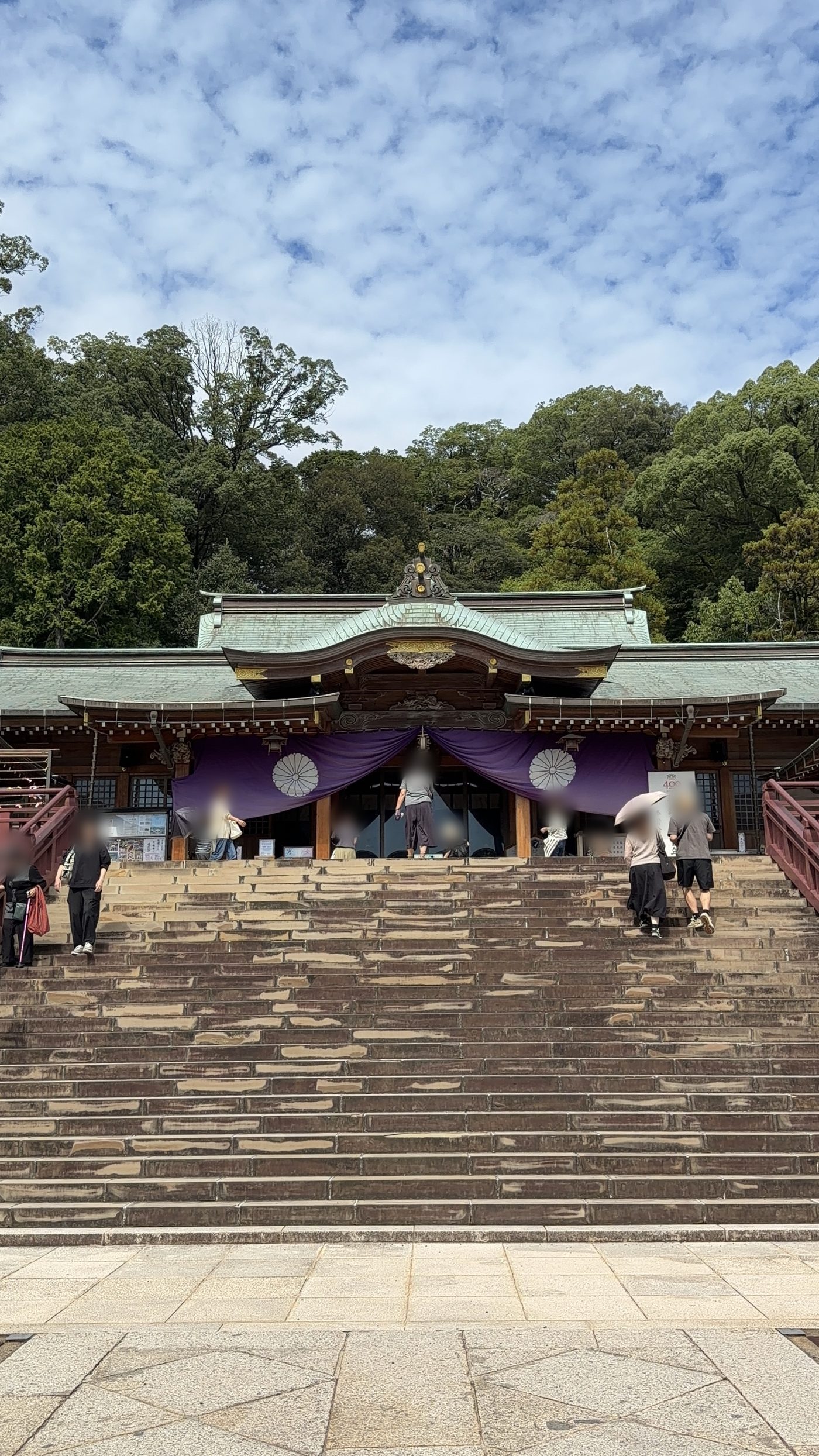 諏訪神社の社殿へ続く石段。参拝に訪れた方々のお顔は加工しています